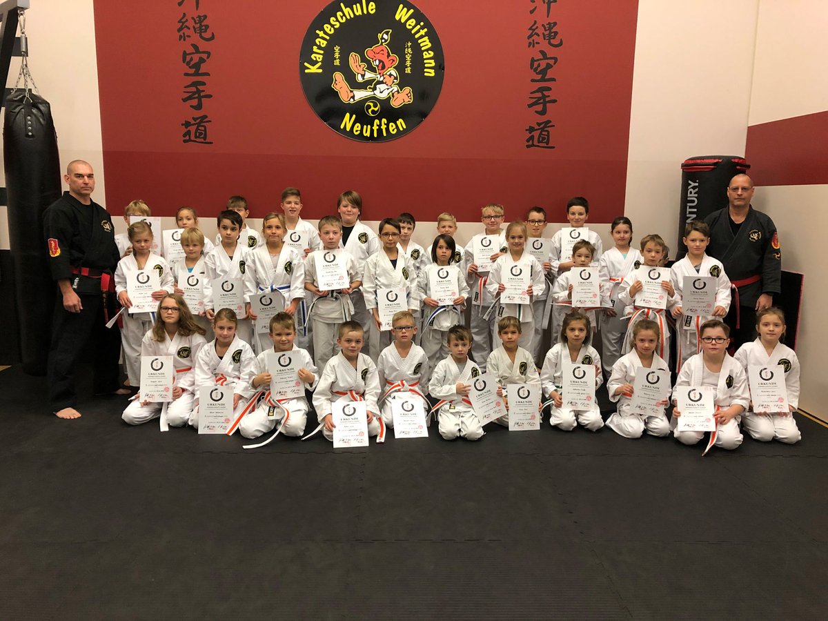 WeitmannNeuffen's tweet photo. Karate Kinder Prüfung heute in der Karateschule Weitmann in Neuffen:
super Leistung wir sind stotz auf euch, macht weiter so !
#kinder #kinderkarate #stolz #okinawajugend #kids #karatekids #karateschuleweitmannneuffen #glückwünsche #ehrungen #neuffenertal #neuffen #okinawakarate https://t.co/Y7rqBGyP0r