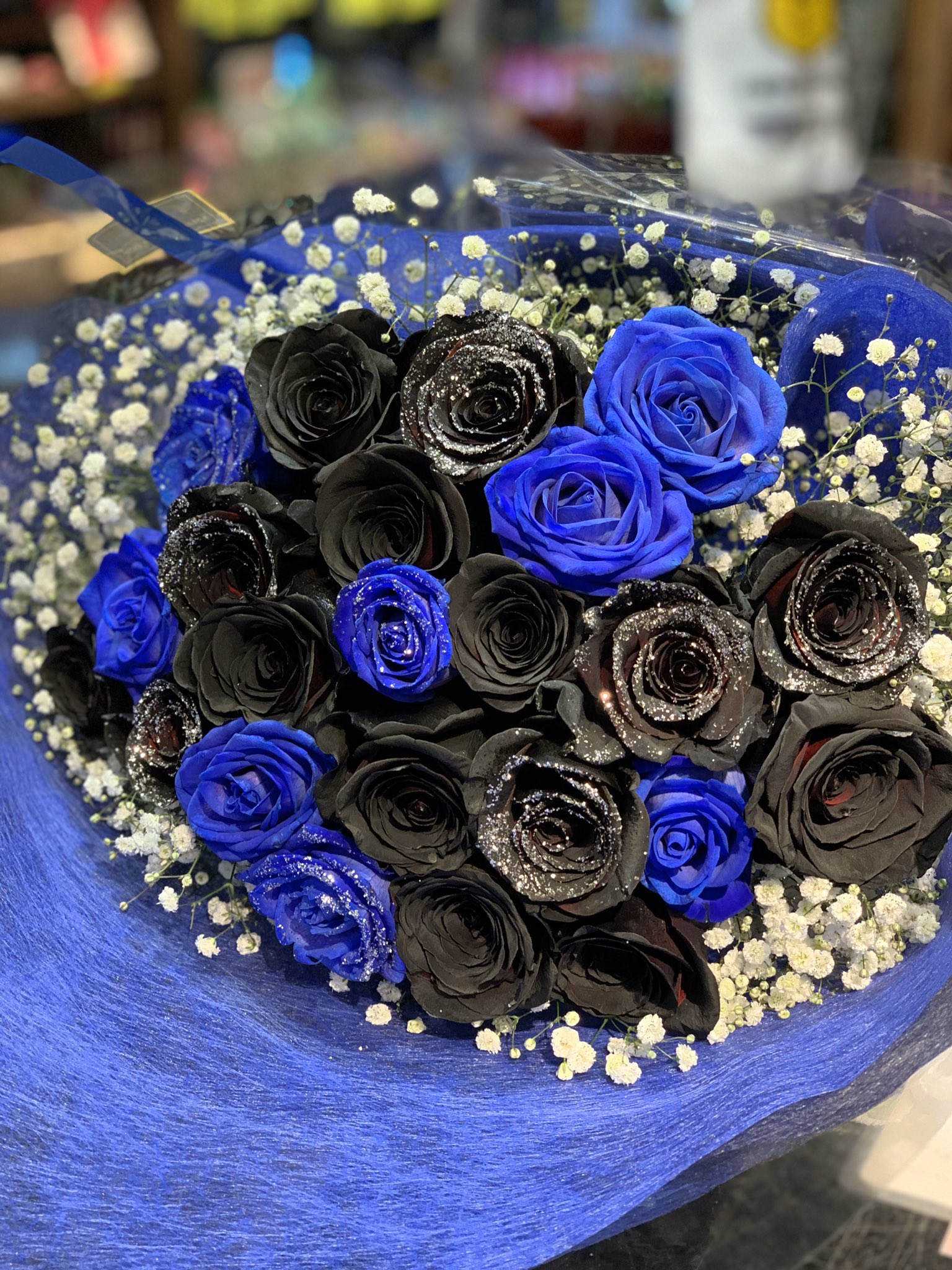 ローズショップ A Twitter 青いバラと黒薔薇の花束 ポイントで化粧したラメは光を反射してキラキラと輝きます T Co Pjlctayufo ローズショップ A Twitter 青いバラと黒薔薇の花束 ポイントで化粧したラメは光を反射してキラキラと輝きます T Co Pjlctayufo