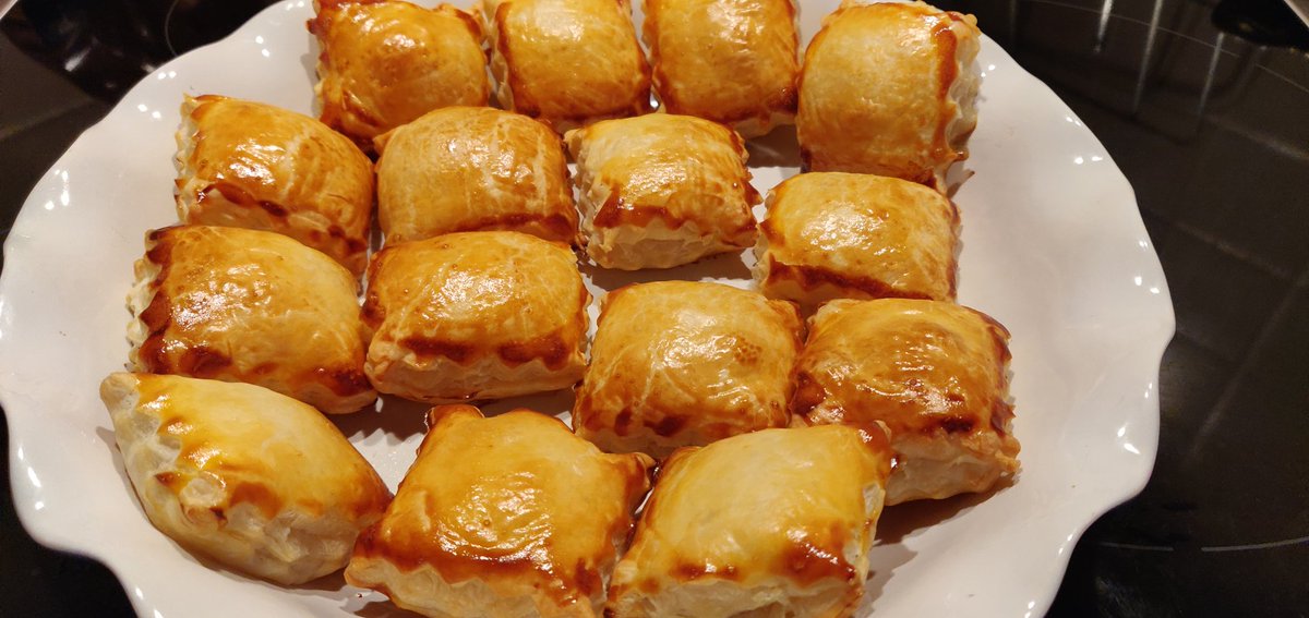 sandaurousso's tweet photo. Plein d'idées de recettes avec les produits #LesCochonnaillesDeKarine 
#ventedirecte.
Pour l'apéritif de ce soir, feuilletés à la chair à saucisses. https://t.co/T0rcSWktJN