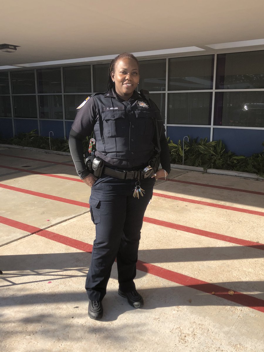 minegonzo's tweet photo. Thanks to officer Miller for your assistance Aldine’s finest!! Thanks counselor Moore for your support! Thanks again #compudot for the desktop computer! @WardLadon @drgoffney @CGomez2_AISD @GoodmanES_AISD @gforoi @AldineISD https://t.co/bG6b1JlA0y
