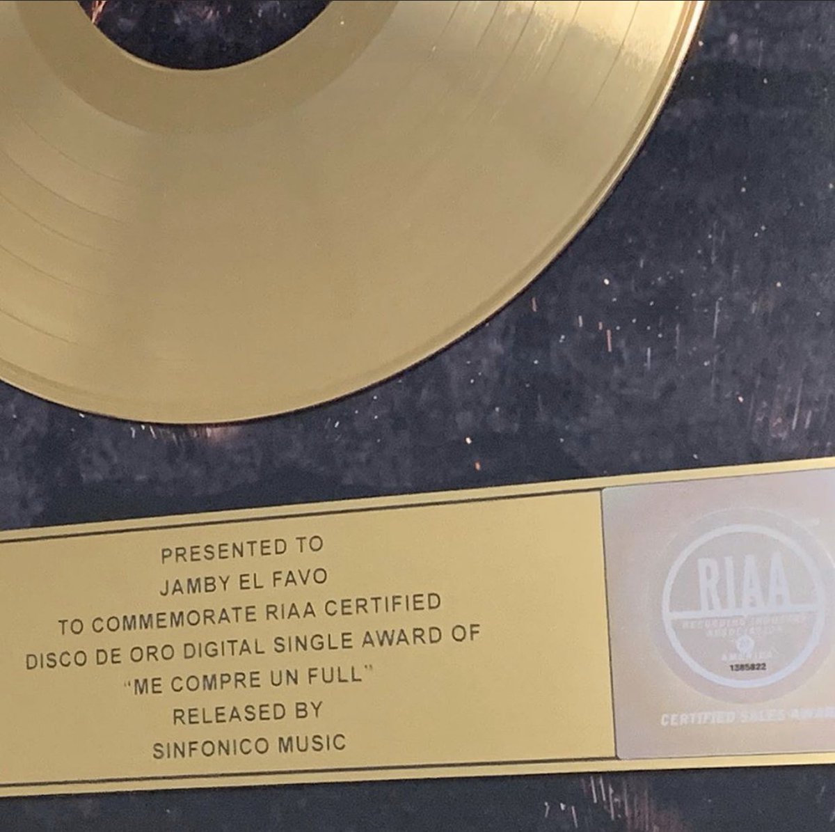 TeamFavo's tweet photo. Primer Disco de ORO π "gracias a los que apoyan siempre π₯ππ»π―" #MeCompreUnFull @jambyelfavo @NengoFlow @sinfonicoooo https://t.co/Kmj4XdKsg1