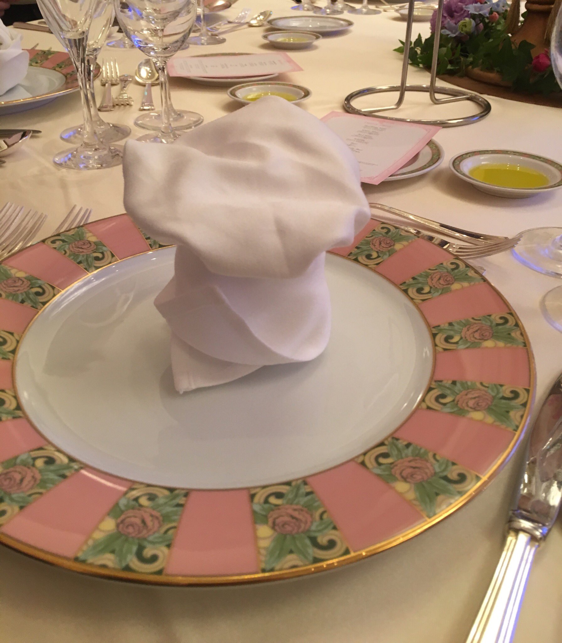 かび 友達夫婦がですにーで結婚式挙げたんだが その披露宴ででてきたテーブルナプキンがコレ ミッキー ミニー ドナルド デイジーになってるの 流石に可愛すぎて解けなかったので 隣の友人のナプキン共同で使ったという 笑 T Co Ipbm6hwiqm