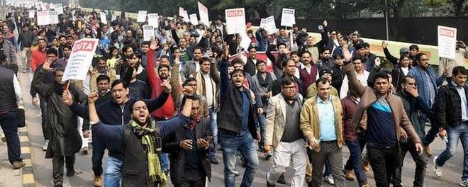 ShreyaS42071032's tweet photo. Will not tolerate arbitrariness,
Stop excesses with teachers.
We are together, against privatization.

-
#DUwithDUTA
#DUstudentsStand4DUTA
#imWithDUTA https://t.co/TlI8TFKXvq