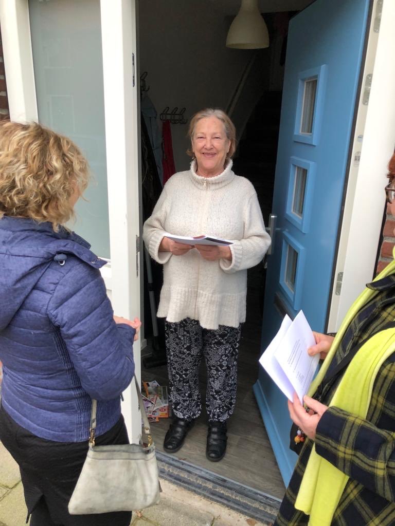 wonenbijJOOST's tweet photo. Vandaag was de boekpresentatie ‘Verhalen uit de Sint-Willibrordstraat’, door schrijvers, dichters, fotograferen en tekenaars uit de straat. Mooi project van Trudy van Rooij, Linda van de Wiel, Ralph Dikmans en bewoner Molly van den Braak. Buren kregen uiteraard 1e ex #verbinden https://t.co/rZ89RtqSAP