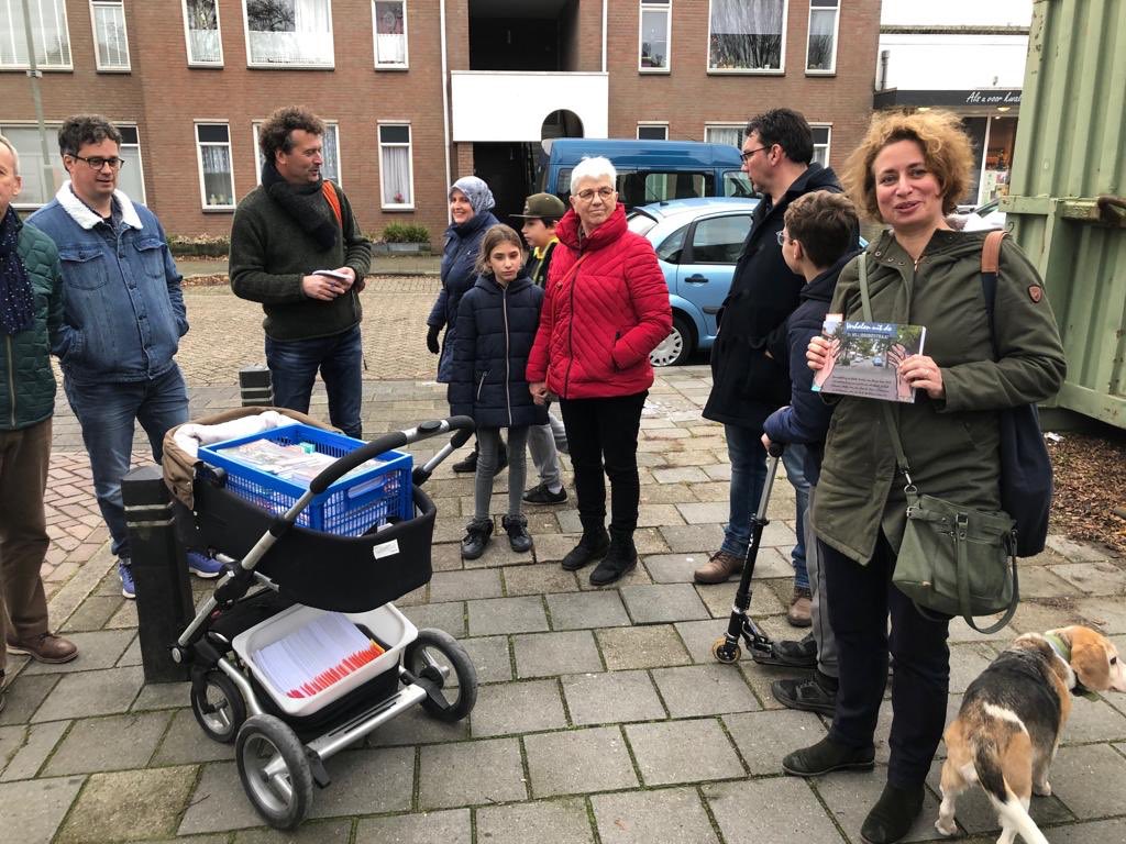 wonenbijJOOST's tweet photo. Vandaag was de boekpresentatie ‘Verhalen uit de Sint-Willibrordstraat’, door schrijvers, dichters, fotograferen en tekenaars uit de straat. Mooi project van Trudy van Rooij, Linda van de Wiel, Ralph Dikmans en bewoner Molly van den Braak. Buren kregen uiteraard 1e ex #verbinden https://t.co/rZ89RtqSAP