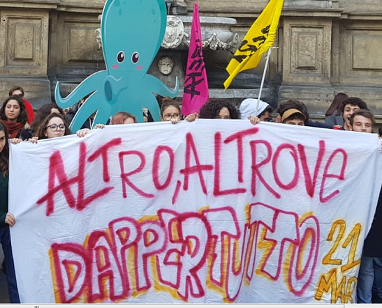 GiornaleLORA's tweet photo. Blitz degli studenti siciliani contro le mafie. “Con un polpo libereremo le città” Palermo, Quattro Canti Sabato 7 Dicembre ore 13,3... https://t.co/TVV8cmspgL