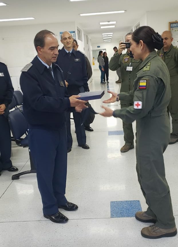 JEFSAFAC's tweet photo. #Destacado | Visita al #DIMAE de los Jefes de Estado Mayor @FuerzaAereaCol, Mayor General Jorge Tadeo Borbón y Brigadier Mayor Gustavo Alfredo Testoni de la @FuerzaAerea_Arg, conociendo los avances en medicina aeroespacial que ha logrado la FAC en estos 100 años. https://t.co/rnMwlmitID