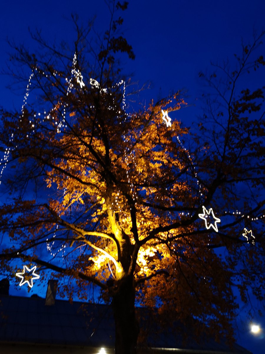 DJairportdisco's tweet photo. Happy Weekend everyone !
#HappyWeekend #adventweekend #Advent2019 #starsinthetree #Halleineradventmarkt #LightsUp https://t.co/48Jcb8wEr1