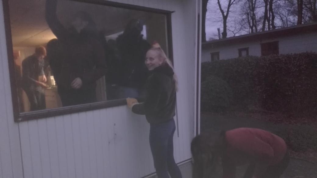 Jongelui <a href="/ywam/">YWAM</a>  maken chalet van alleenstaande schoon; #goedbezig!