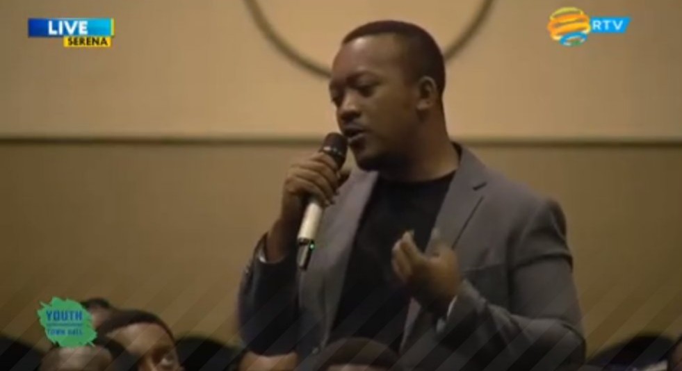 What a pleasure to talk to H.E <a href="/PaulKagame/">Paul Kagame</a> and Strive Masiyiwa about Blockchain @ Youth Entrepreneurship Town Hall! H.E asked to follow up with <a href="/cakamanzi/">Clare Akamanzi</a> &amp; <a href="/MusoniPaula/">Paula Ingabire</a>. Rwanda #Blockchain future is bright <a href="/BlockchainRW/">Rwanda Blockchain Association</a>