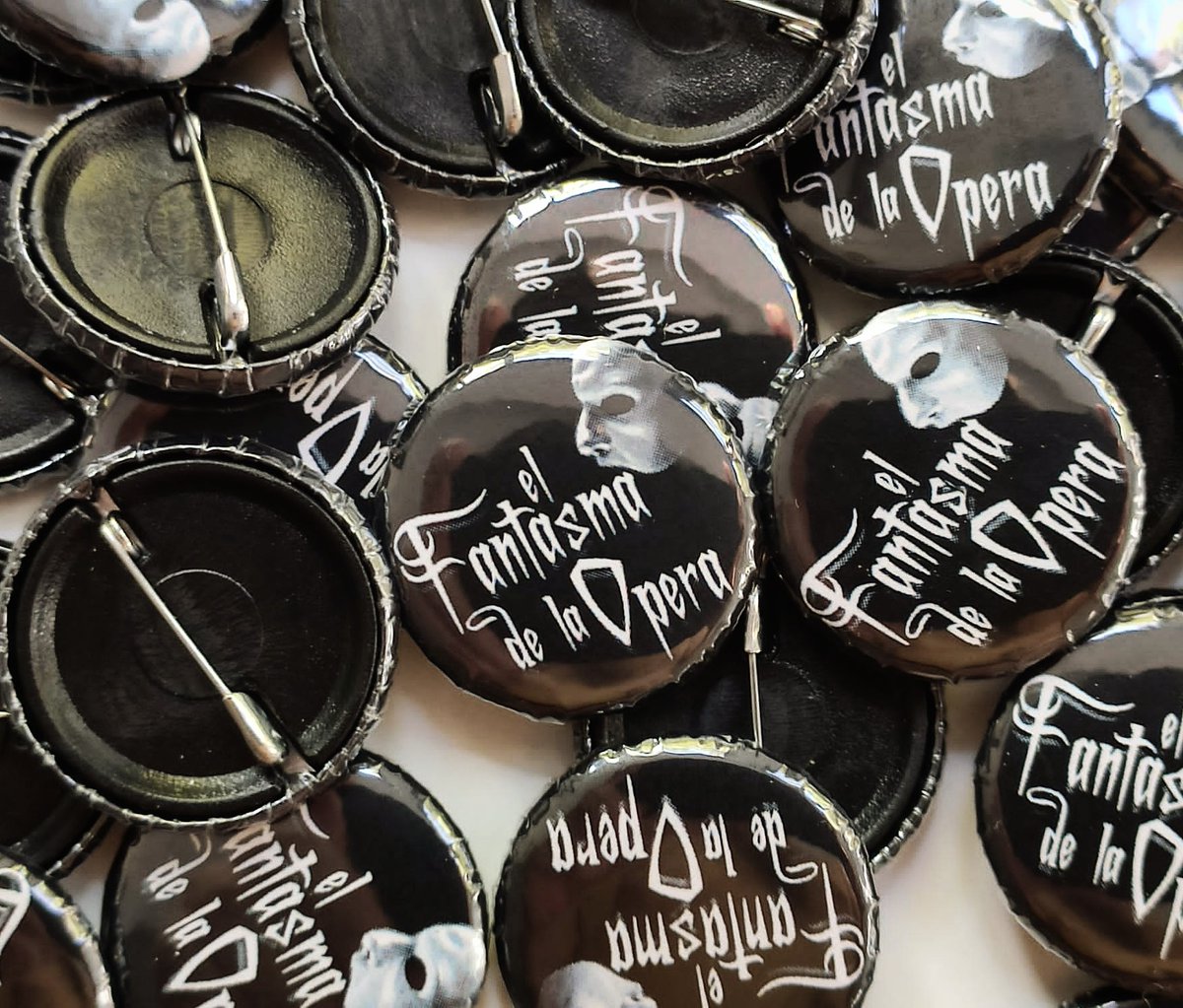 Gràcies!
#elfantasmadelaopera #pollença #mallorca #chapas #pins #heavymetal #radio