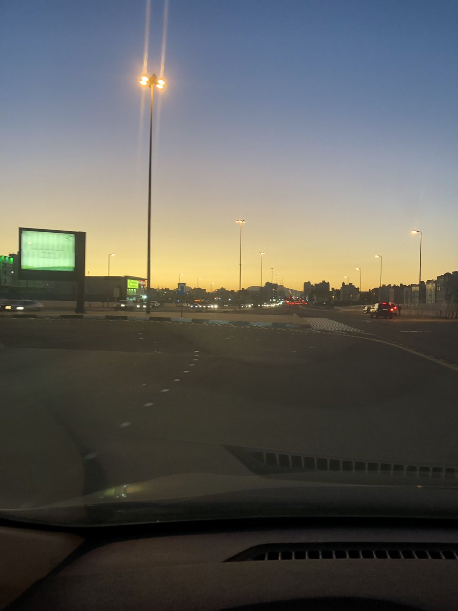 findkamran's tweet image. The main road outside my house. If you look close enough you can see the Prophet’s Masjid ﷺ in the background #mylocal #alhamdulilah