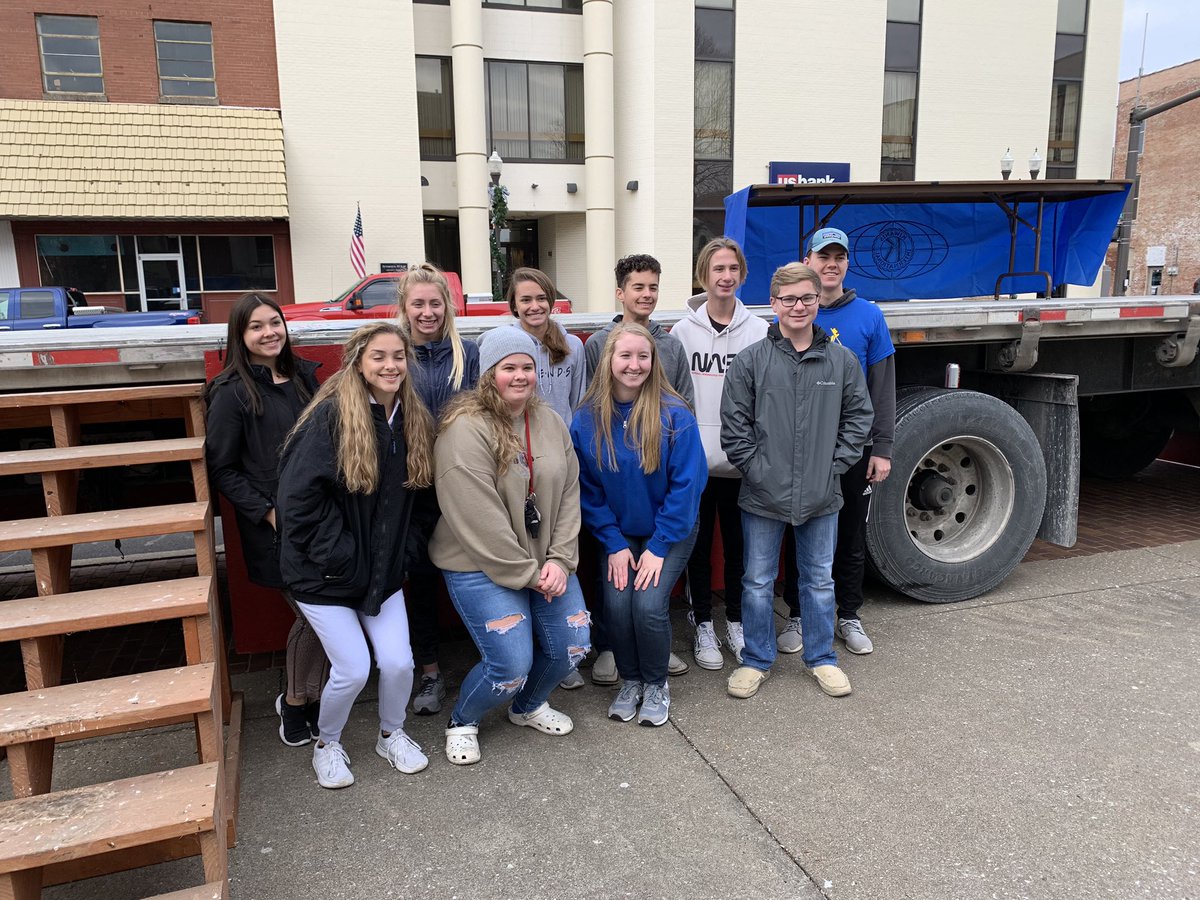 NoonKiwanis's tweet photo. We appreciate the MNHHS Key Club volunteers helping us decorate the parade reviewing stand this morning. And thanks goes to Kathy Carver for helping too! https://t.co/Dgs01jUyWL