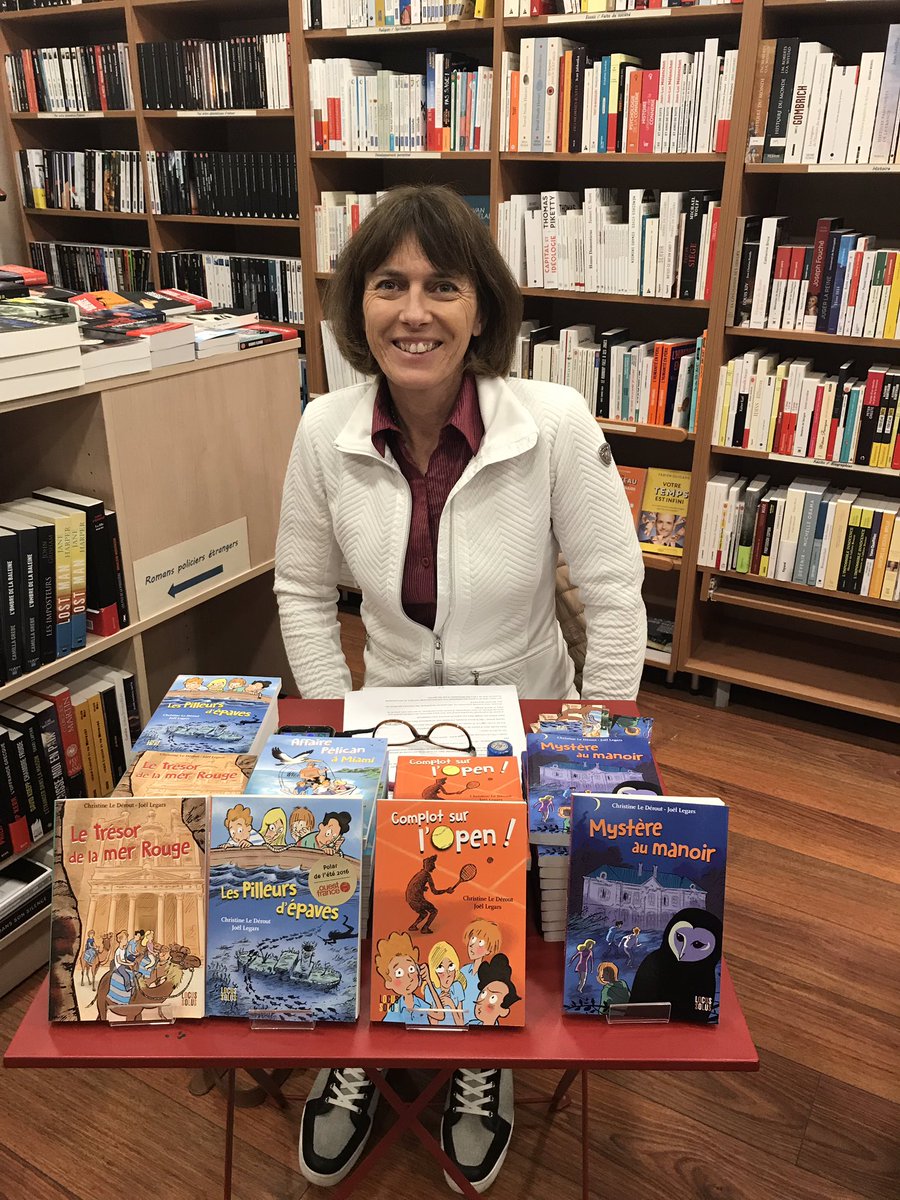 LederoutC's tweet photo. En place à la librairie Auréole d’Auray, jusqu’à 18h30📚😀 #christineLeDerout #Auray #4sets https://t.co/MHe3PndPvJ