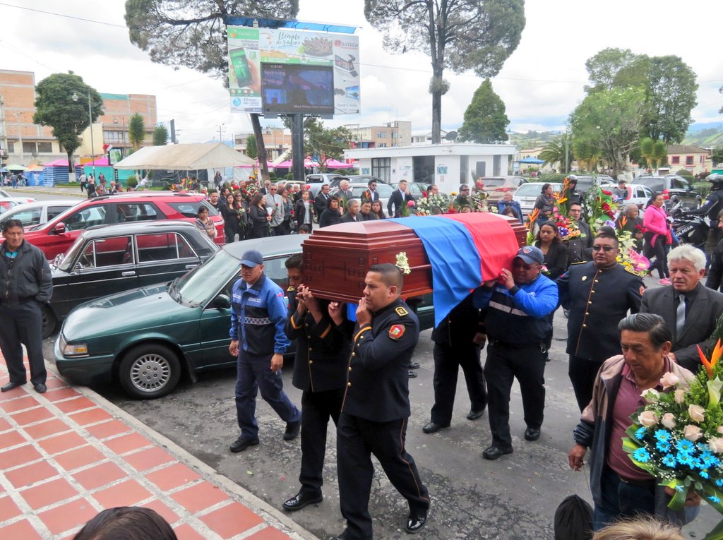 LoboTulcan's tweet photo. Sucede hoy>>
Los restos mortales de Don Fausto Almeida arriban a la Iglesia La Dolorosa.

#Tulcán #Carchi https://t.co/7Lls9iDo4p