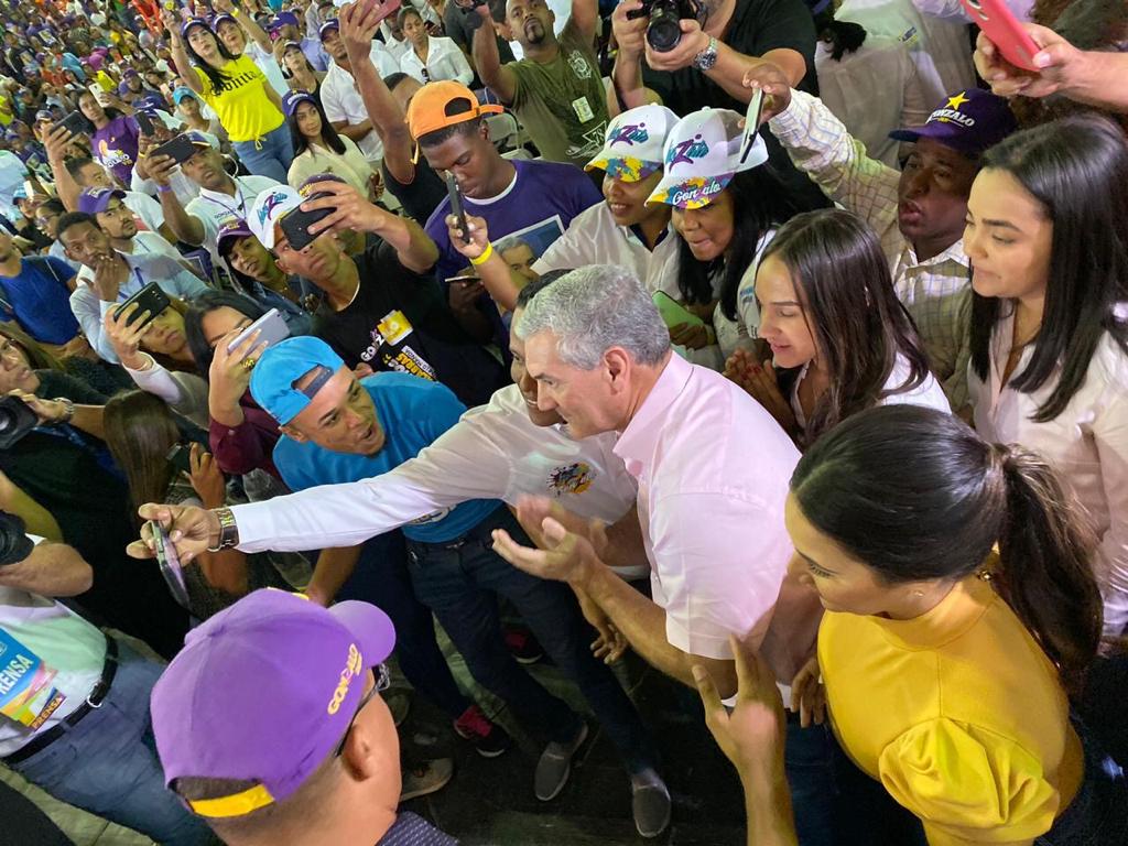 johnreinoso23's tweet photo. La gente en las redes opina sin saber, ahora quieren atacar al #Penco por que dijo que iba a legislar y andan hablando que si él va como diputado, pero lo que no saben es que el Presidente como titular del PE, es el primer legislador de la República. #Gonzalo2020 https://t.co/8RVC4PoZoZ