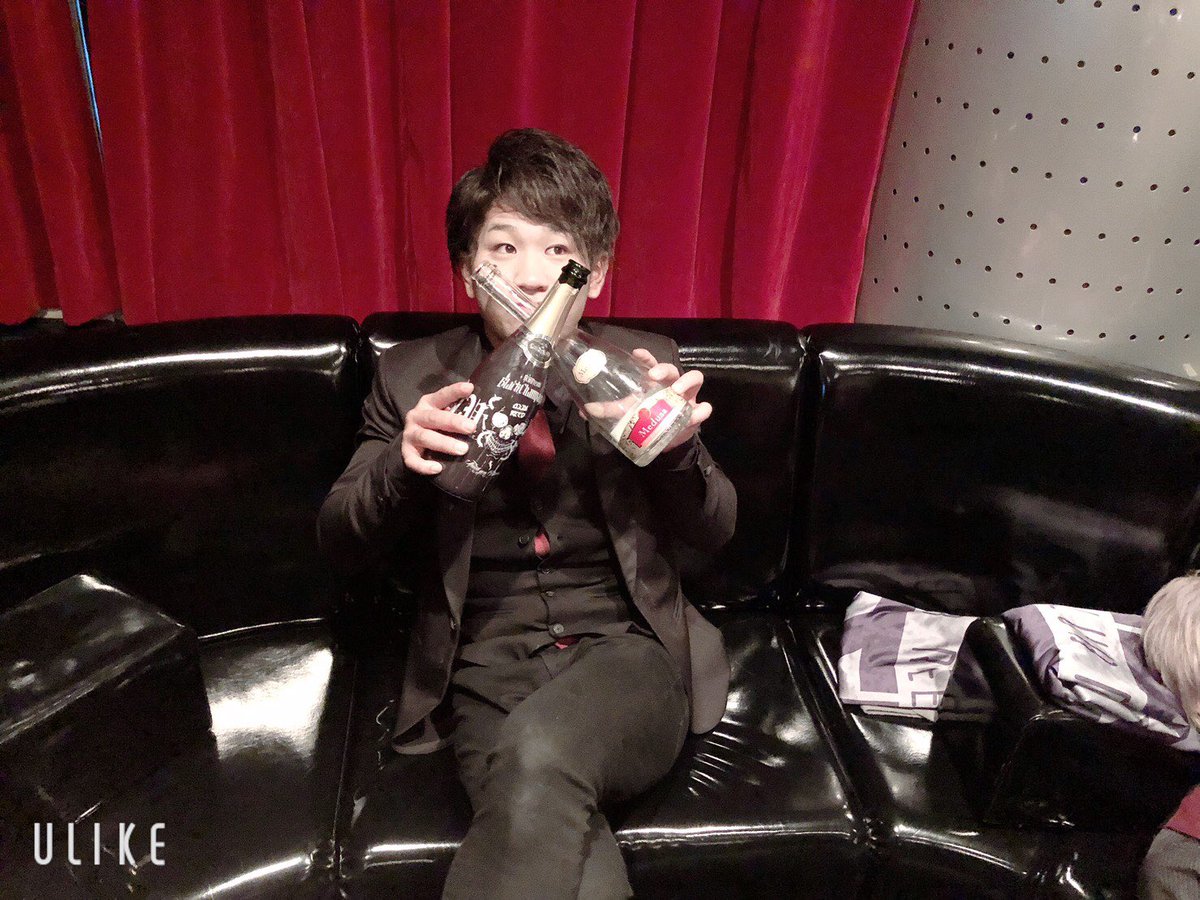 gebara0109's tweet photo. 僕の中で昨日は忘れられない大事な日になりました。

シャンパンを初めておろしていただいてめっちゃ嬉しかったのですが、2本目までおろしてもらって感謝しかないです。ほんまにありがとう。

そ��くらいゲバラの中では色々な思いがつまった価値の高い2本です。

これからも全力で頑張ります。 https://t.co/n5pc2qjqmP