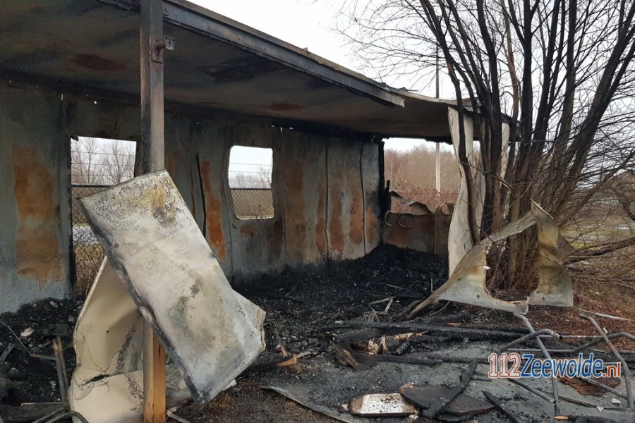 112 Zeewolde: ?? Huisje aan de Erkemederweg in #Zeewolde door brand verwoest. 112Zeewolde.