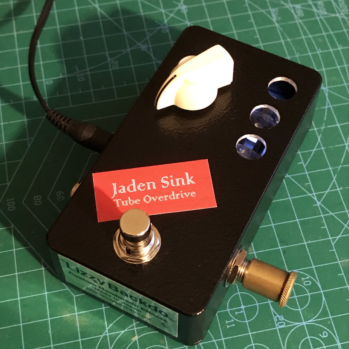 LizzyBackdo's tweet photo. ／
真空管エフェクター
Lizzy Backdo Jaden Sink
ジェイデン・シンク
＼
プレキシサウンドを狙ったシンプルな真空管搭載のオーバードライブブースターです！
もう少し調整したら完成！
初号機の中身を少し公開します。
#真空管エフェクター
#LizzyBackdo
#JadenSink https://t.co/wQHsT60SfQ