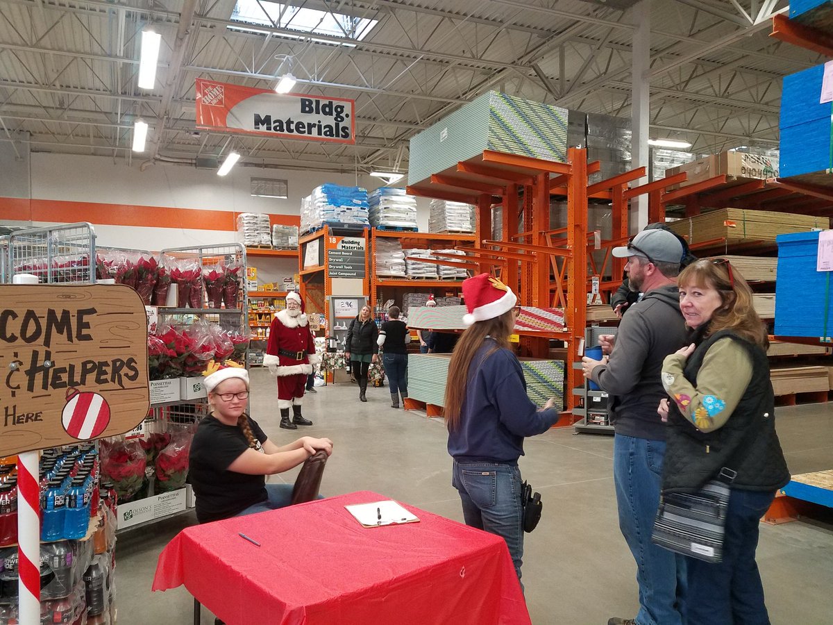 cbagwell3106's tweet photo. Hero's &amp; Helpers, Santa, workshop! What a great day to be in Helena STR3106. We are just getting started! #CommunityEngagement  #OneTeamOneStore @BobRoweDHRM255 @Mama2Bubba_Boo @SnarrOps3106 @JeffGroomsHD @angbest33 @HD3106DayWalker https://t.co/I6DfgFu1HB