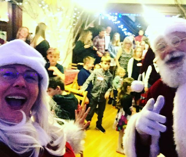 TeamGoodCBD1's tweet photo. #mrsclaus is pretty good at the #selfie if I may point out.

You know, she takes #cbd daily? Did you know that?

Anyway as you can see we are very #lucky and @elise.child.5 really is mrs santa.

#christmas2019 #theseattlesanta #goodcbd #santa #santapics … https://t.co/7bmYozkSyK https://t.co/qPyGGgbTuS