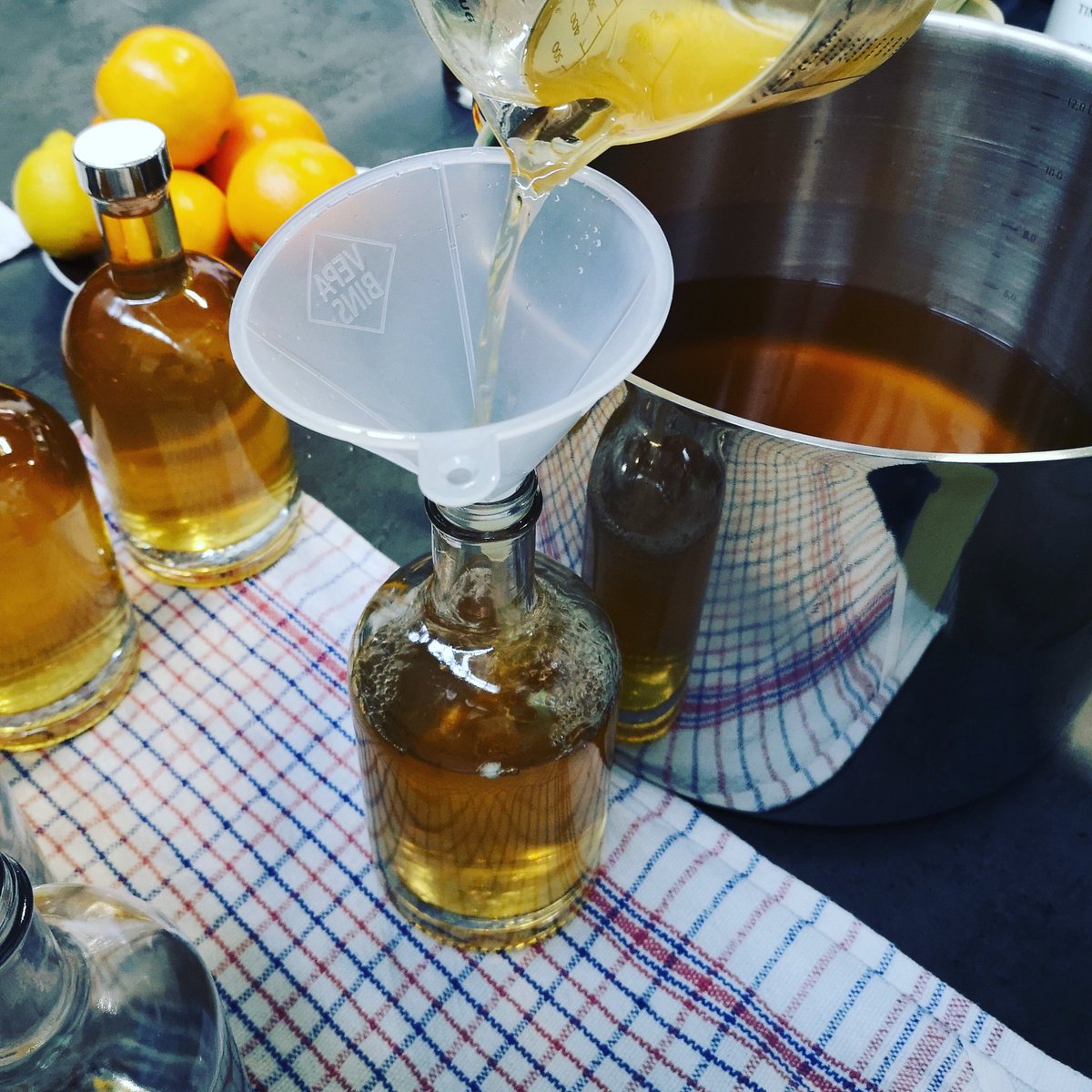 Puurdutch_nl's tweet image. Zo de likeur is gebotteld, ruikt heerlijk naar sinaasappel. #Puurdutch #puur_dutch #Puurdutch_nl  #sinaasappel #likeur #liquor #cadeau #feestdagen #feestje #Kerst @cparkbata #cparkbata #orange #puur #ambachtelijk #handwerk  #Best #noordbrabant