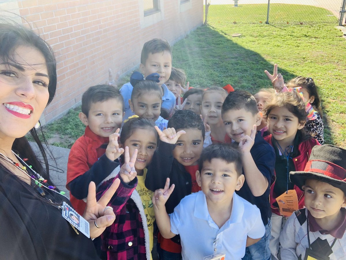 anitaperezABC's tweet photo. PK November Lightning Bug of the Month celebration! #LightitupGL @GarciaLeza_AISD @PattyWillis1 @SarahSutter8 @shinebrightPat @JacquieKortz #MakingGoodChoices #400Hall #500Hall #LightningBugOfTheMonth https://t.co/0yIurGItwF