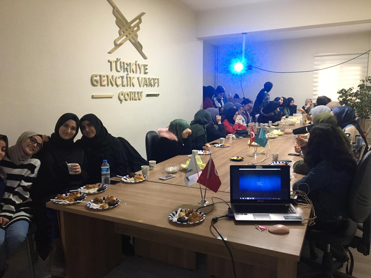 Gençlerle yaptığımız demli muhabbette, 
*Her ay bir öncü şahsiyeti tanımak için istekli olan öğrencilerimiz görevlendirildi.
*Her ay yapacağımız Filmhane etkinliği ile belirlediğimiz bir filmi vakıfta birlikte izleyeceğiz.