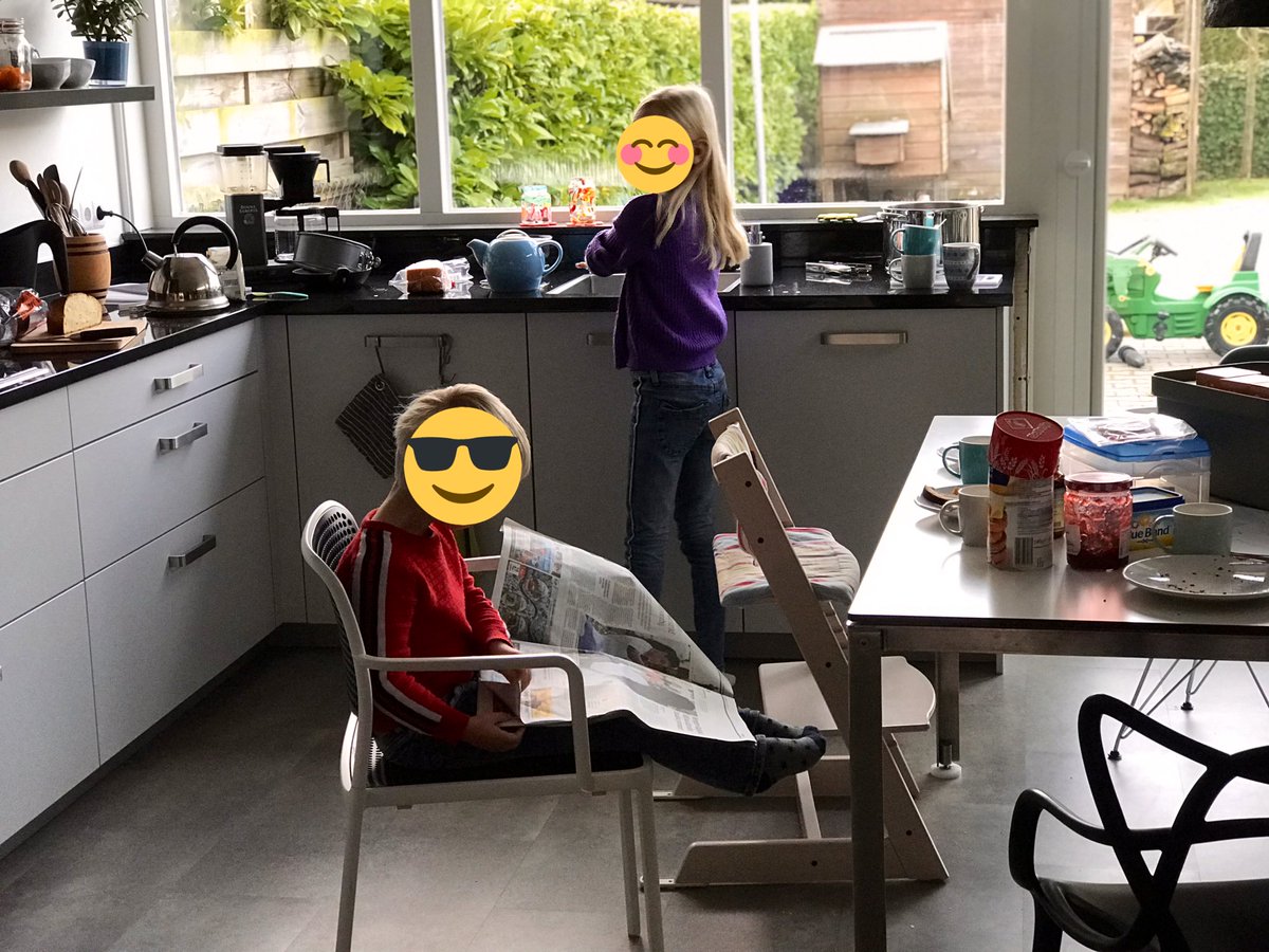 TjalleVries's tweet photo. #mijnweekin4fotos kids, spijker in stuuras, mijn moeders groente soep maken. Try out for #dalstra #kerstviering @Dalstra https://t.co/vw5tEpyysn