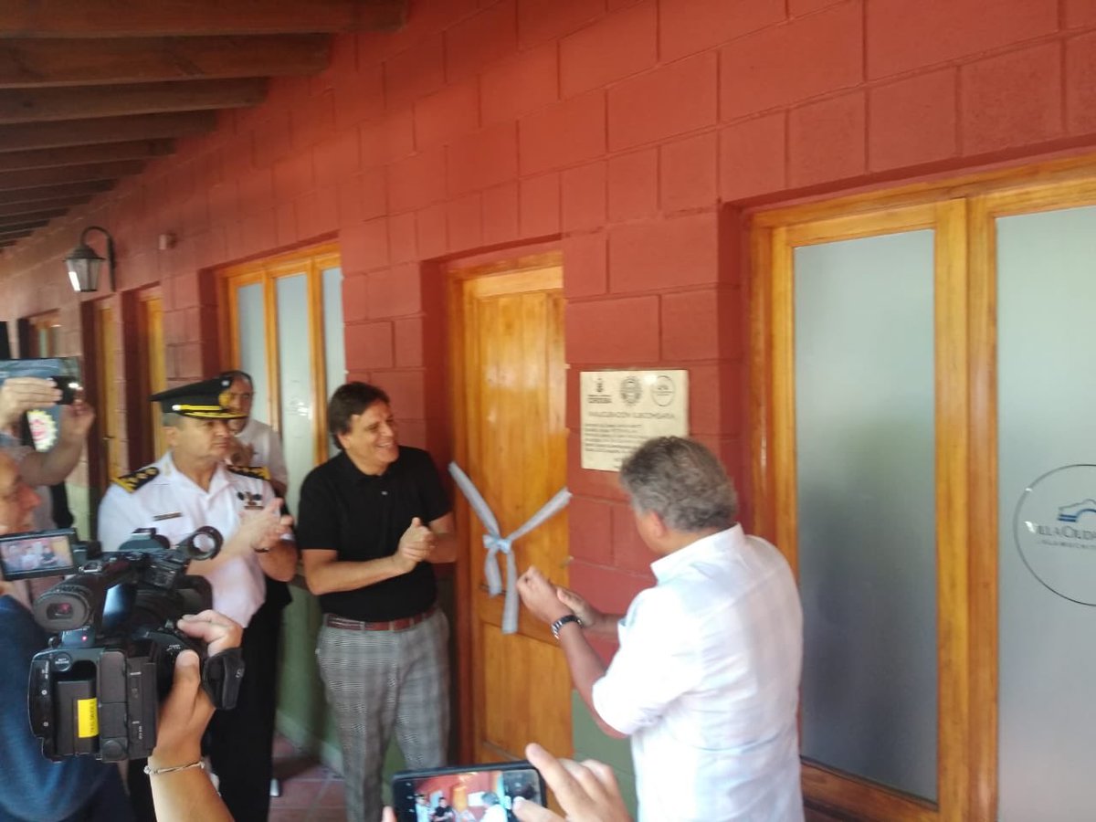alfonmosquera's tweet photo. #Ahora #VillaCiudadParque, junto al Intendente #HectorPolcan, #AutoridadesPoliciales y el Legislador @CarlosAlesandri, dejamos inaugurada la puesta en valor de la #Subcomisaria local de la @PoliciaCbaOf. @carlosmassei @MinGobCba https://t.co/hOgr70OAMp