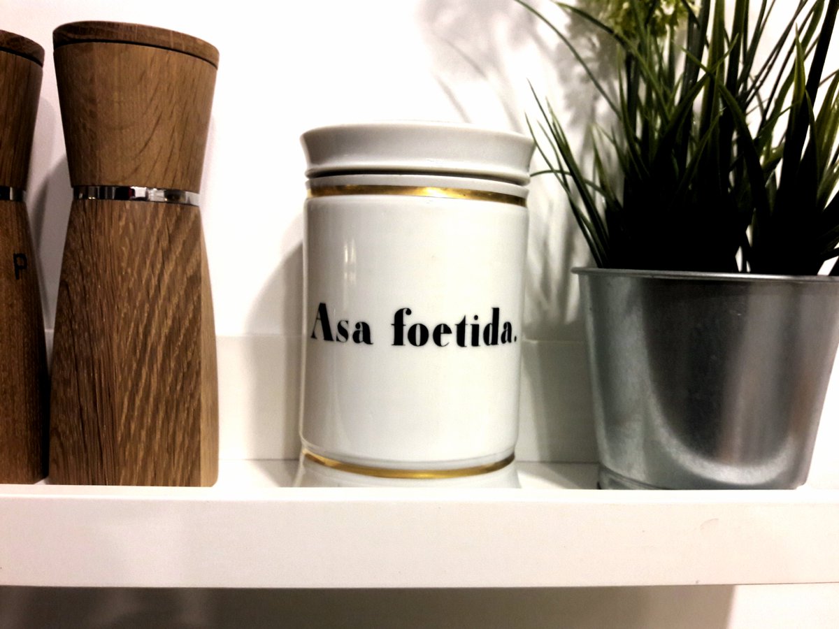 ErnMedBlog's tweet photo. @ErnaehrungF Bei uns in der Küche... #Asant #AsaFoetida. Der Apothekername "Teufelsdreck" beschreibt das Aroma ziemlich treffend..😉 https://t.co/n1krtuAn2G