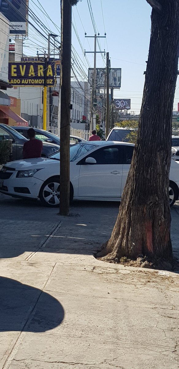 coljardinesvta's tweet photo. Imposible el paso sobre Av patria al cruce con Av inglaterra Estacionan sus coches los clientes de Tacos Palazuelos y restaurant @lasvias @PabloLemusN @MovilidadZap @negrosoto https://t.co/6SX4QdvuXT