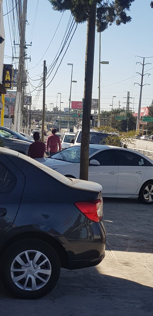 coljardinesvta's tweet photo. Imposible el paso sobre Av patria al cruce con Av inglaterra Estacionan sus coches los clientes de Tacos Palazuelos y restaurant @lasvias @PabloLemusN @MovilidadZap @negrosoto https://t.co/6SX4QdvuXT