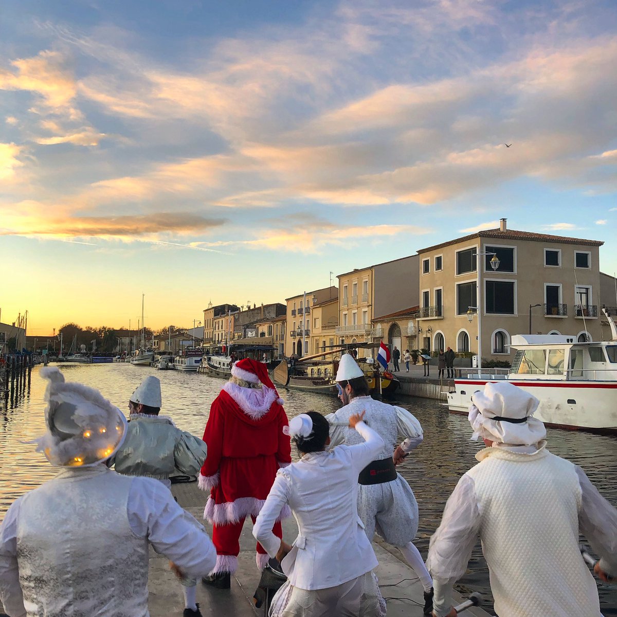 dmsjulieta's tweet photo. mon papa qui amène le père noël en bateau aux enfants🥰🥰🥰 #fandelui https://t.co/vJCRCABlQc