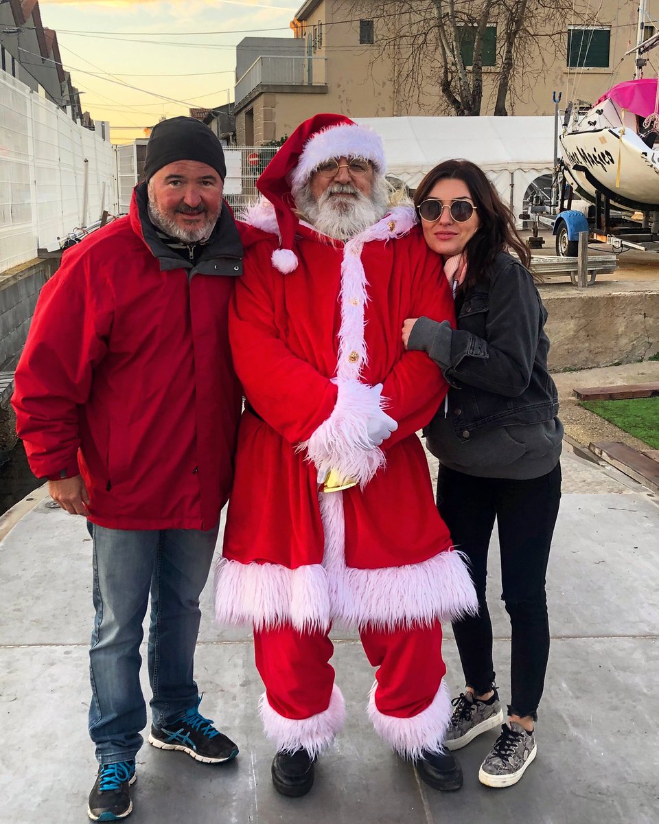 dmsjulieta's tweet photo. mon papa qui amène le père noël en bateau aux enfants🥰🥰🥰 #fandelui https://t.co/vJCRCABlQc