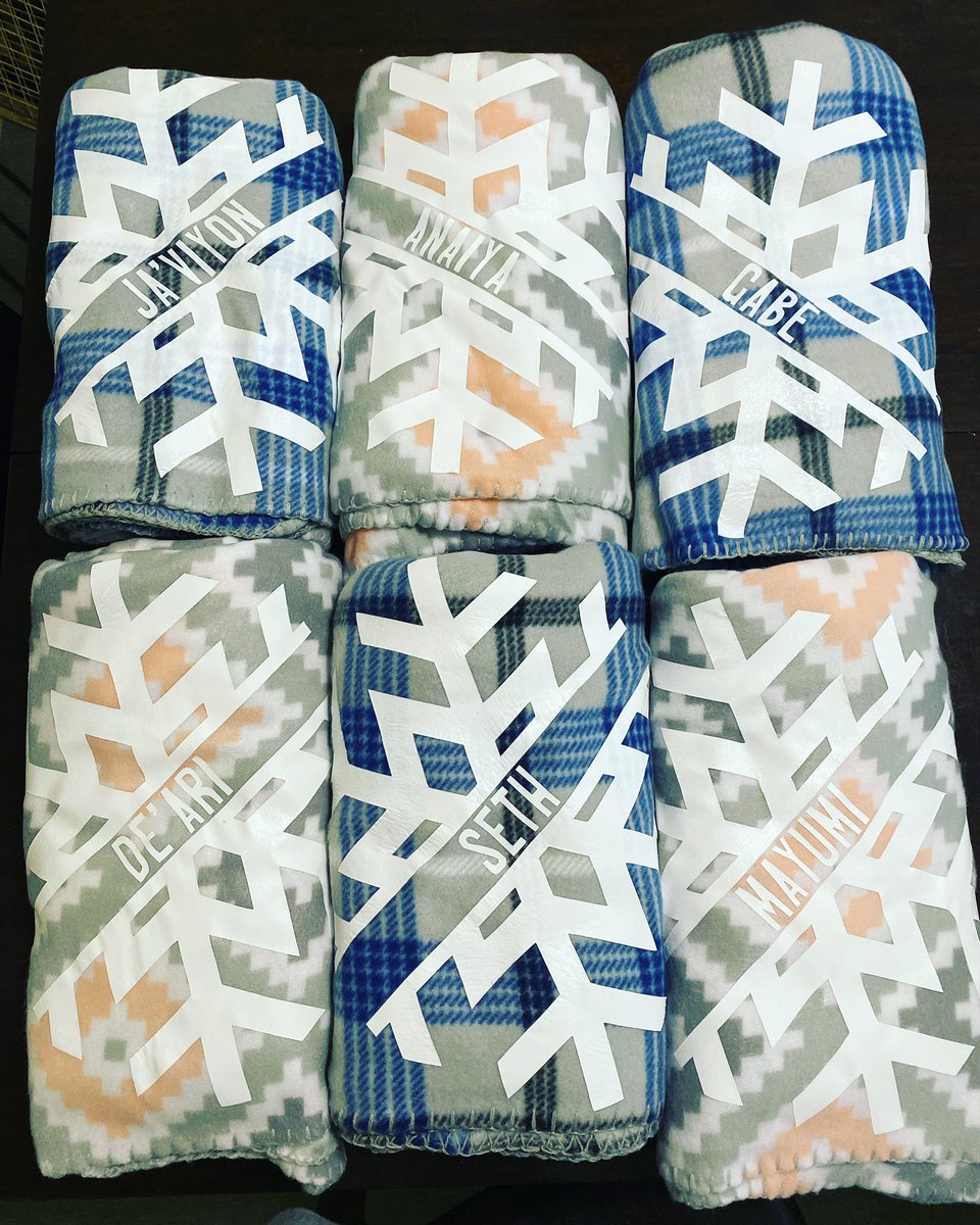 MsKelleysClass's tweet photo. 21 blankets done for the holidays! #ITeach3rd #CozyUpWithAGoodBook #HolidaysAreComing @vbHolland https://t.co/APzGjwVzWc