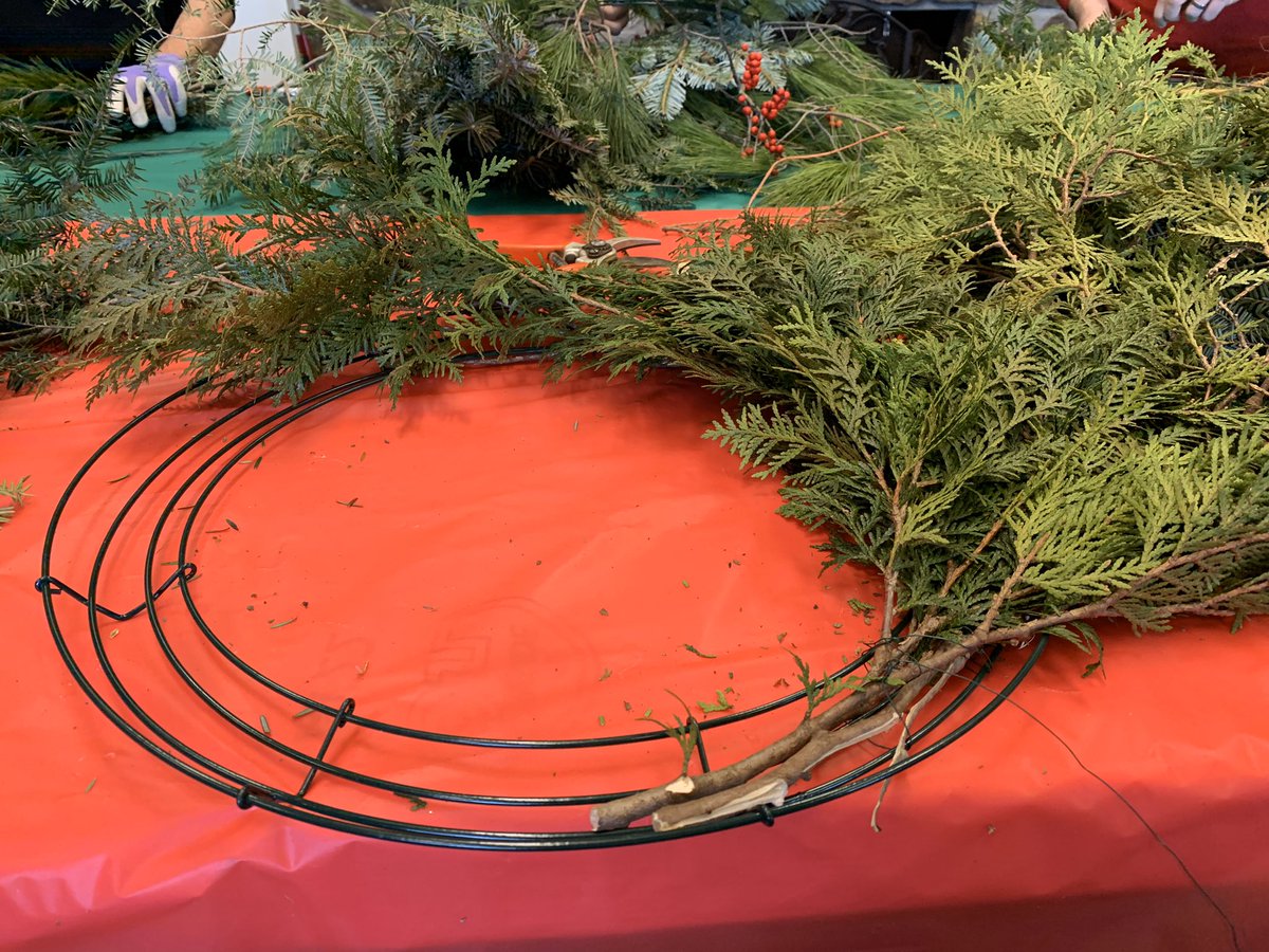 karynlocke's tweet photo. Such a fun morning making holiday wreaths @DawesArboretum in Licking County this morning! #visitlc #ohiofindithere #Hosted @explorelc @OhioFindItHere https://t.co/oCA3lr7GKj