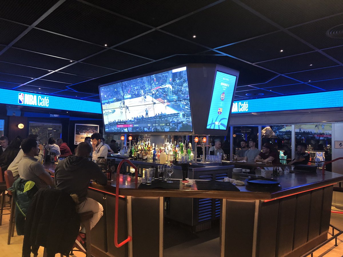 JDelmanowski's tweet photo. Nadal wolę @EuroLeague , ale trzeba oddać, że miejscówka naprawdę zajebista 👌👌👌🏀🏀🏀 

#NBAcafe #Barcelona https://t.co/iu9uqs7dFl