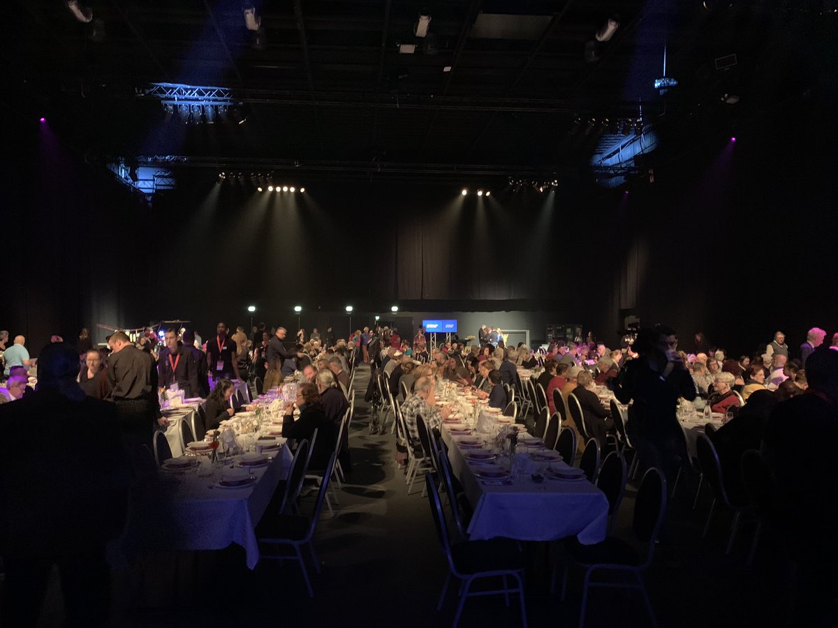 loesfortuin's tweet photo. 500 vrijwlligers in #utrecht zoeken een plaats voor het grote vrijwilligersdinder voor al die toppers#vcu https://t.co/QuK2P0rn3f