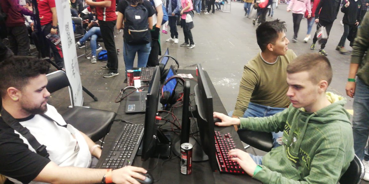 Aquí estamos en la <a href="/funandserious/">Fun & Serious Game Festival</a>  echando unos 1vs1!
Si ganáis a uno de nuestros jugadores podréis ganar cosas muy jugosas!
Estamos en la zona fun&amp;manga junto al escenario.
Atreveté!
