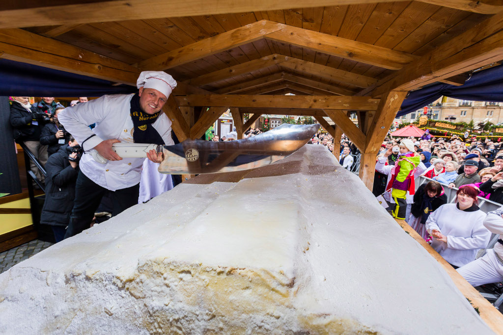 visiteurope's tweet photo. Ready for this giant Stollen cake?🥧
The Stollen is a typical bread originated in the #Dresden region in #Germany 🇩🇪. The Dresden #Stollenfest is the festival to celebrate this amazing specialty.
Read more here ➡️ https://t.co/3wBlQyJQft
#visiteurope #visitgermany https://t.co/ygzTAO06nG