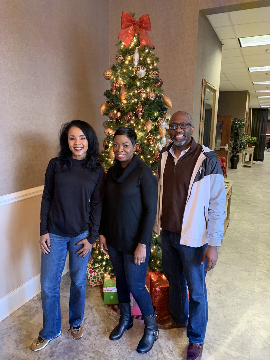 RobinColetrain's tweet photo. Great morning of service with @RichlandOne administrators and support staff meal packing with the Columbia SC Rotary meal packing project for #RCSD1 families. #R1Srrong https://t.co/2b21wXRmrv
