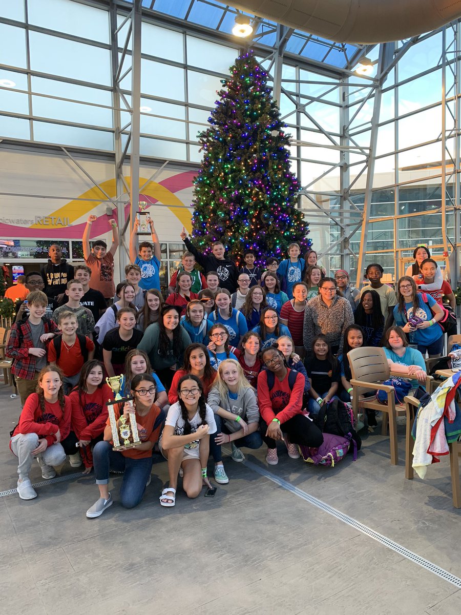 Congrats to our Select Choirs who earned superior ratings at Epic Waters! We worked hard and played hard! Great job Singing Lions! 🦁 🎶