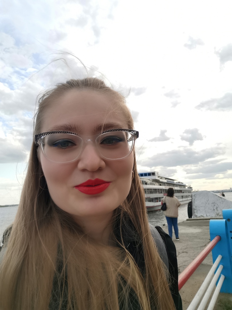 smotrowadasha's tweet photo. Когда гуляешь по набережной и подходит красавец-теплоход!!! На фото - я😋🙃

When you walk along the embankment and a handsome ship approaches!!! It's me on this photo 😋🙃 https://t.co/wnH7QiFZOH