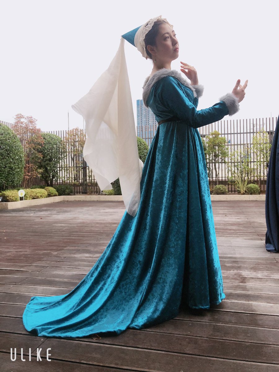 今回チャレンジしたのはこれー！
ゴシック後期あたりでとんがり帽子はエナンという名前。見頃は身体のサイズにぴったりだけど下のスカートはゆったりで後ろトレーン長めにしました。
ほんとは髪の毛は全部しまって、でたとこは剃らなきゃいけないのだけど