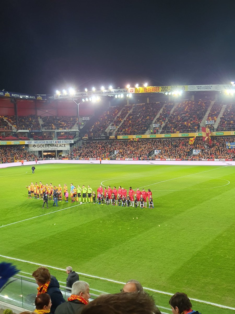 vcMick's tweet photo. Op bezoek bij de vrienden van @kvmechelen. Karig gevuld uitvak. #KVMKVK #kvmkor https://t.co/gJm95J3FGU