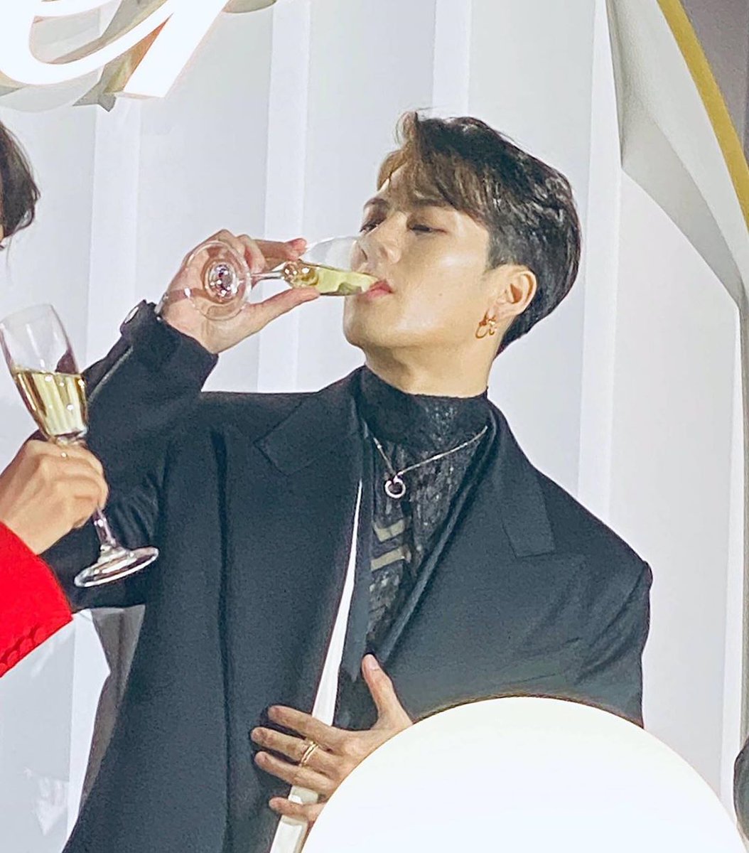 TeamWangArg's tweet photo. #JacksonMeme 

Como creés que te ves tomando soju vs. Como en realidad te ves

@JacksonWang852 #JacksonWang #GOT7 @GOT7Official https://t.co/vbgEKYBGe5