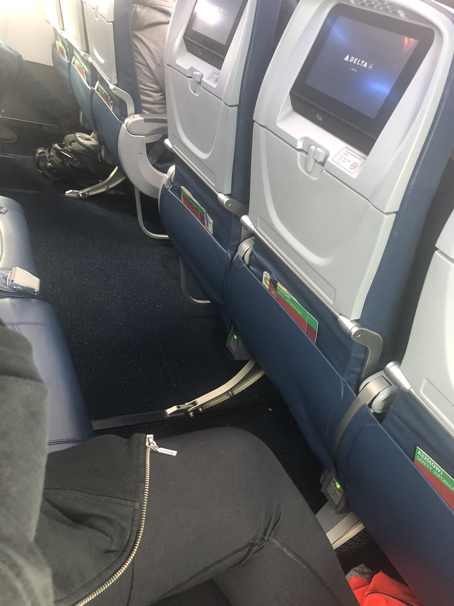 cillakpop's tweet photo. A WHOLE EMPTY row AND leg room! Thank you @Delta for the opportunity to fly comfortably! ❤️🛫#firsttimedelta #impressed #flydelta https://t.co/byOVj4RAmF