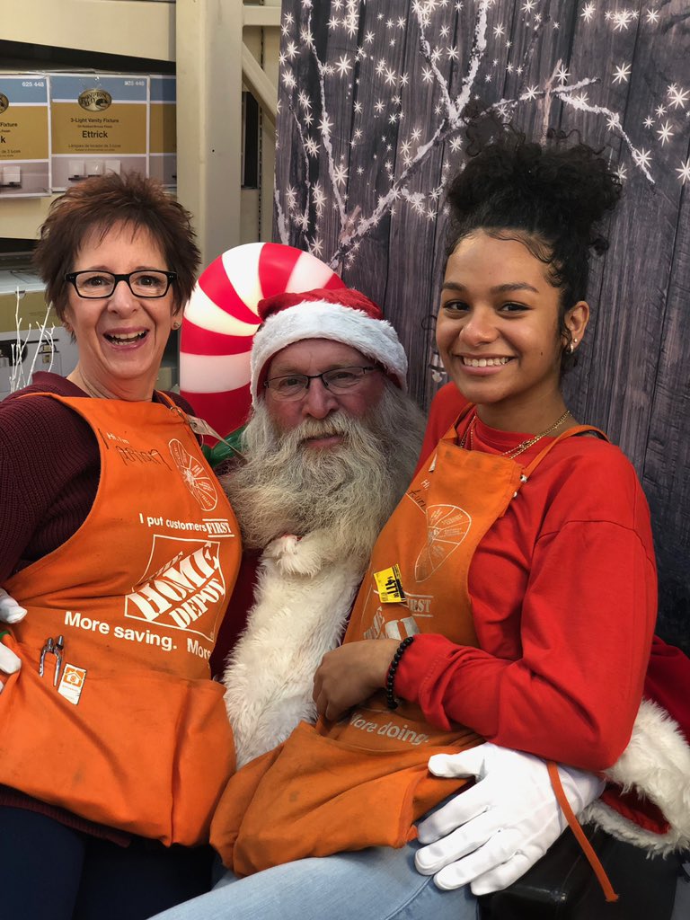 Look who stopped by our kids workshop today!!! IT’S SANTA!!!!!🎅🏻🌲