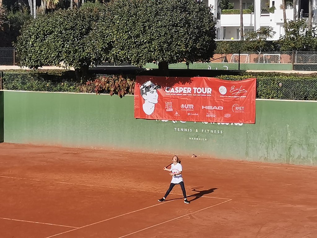 FundacionESV's tweet photo. Muchas gracias de corazón a @PuenteTenis por hacer posible un año más la celebración de una prueba del #Circuito #CasperTour de @FundacionESV ,muy agradecidos a @paulabadosa15 por acompañarnos en la entrega de trofeos junto a dos grandes personas como @XavierBudo y @pepovclavet https://t.co/9ZZATnohF0